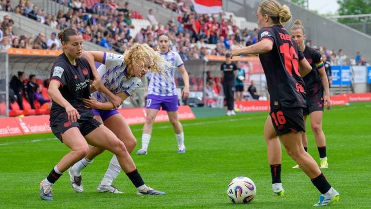 Essen SGS Essen vs Bayer 04 Leverkusen FOR EDITORIAL PURPOSES ONLY EDITORIAL USE ONLY p Julie Terlinden 2, SGS Essen in the match SGS Essen white vs Bayer 04 Leverkusen black on Sunday, May 3, 2026, at the stadium on Hafenstrasse in Essen Leverkusen Copyright UwexErnst Copyright: UwexErnst doc85oqf5f2wxexhm4njq6 ,EDITORIAL USE ONLY Copyright: UwexErnst