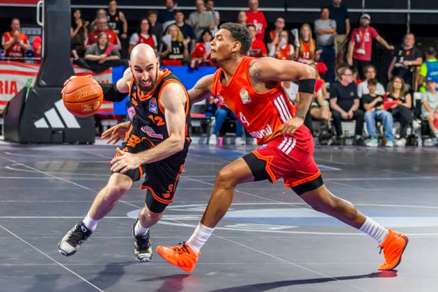 GER, easy credit BBl, FC Bayern Muenchen vs Rasta Vechta 03 05 2026, BMW Dome, Muenchen, GER, easy credit BBl, FC Bayern Muenchen vs Rasta Vechta , in the picture Justin Robinson Vechta 12 fighting with Xavier Rathan Mayes FCB 4 nordphotoxGmbHx xStraubmeier nph00004
