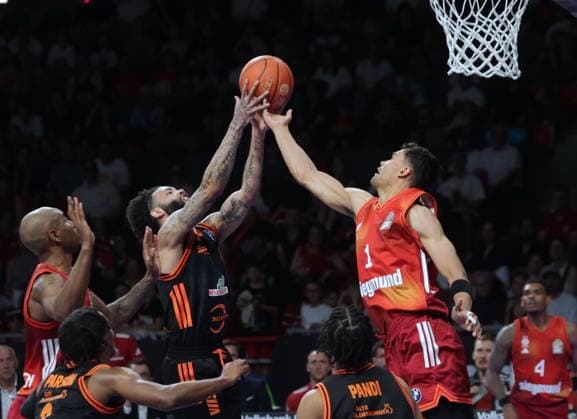 Vechtas 10 BROWN vs Bayerns 4 Xavier RATHAN MAYES Basketball Bayern Vechta Bundesliga, FC Bayern Basketball SC Rasta Vechta, 32 Matchday, Season 2025 2026, 3 05 2026, in Munich, B M W P A R K, Germany Source Copyright Credit Oryk HAIST xBASKETBALL-BAYERN-VECHTAx