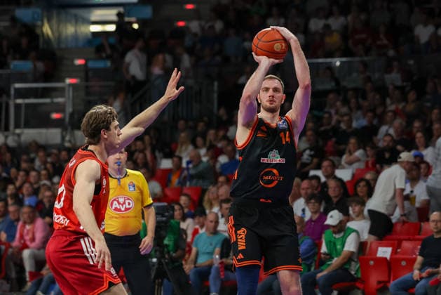 Philipp Herkenhoff RASTA Vechta, 14 with ball with Justinian Jessup FC Bayern Basketball, 10 , GER, FC Bayern Basketball vs Rasta Vechta, Basketball, easycredit Basketball Bundesliga, 32 Matchday, Season 2025 2026, 03 05 2026, GER, FC Bayern Basketball vs Rasta Vechta, Basketball, easycredit Basketball Bundesliga, 32 Matchday, Season 2025 2026, 03 05 2026 Munich Copyright: xEibner-Pressefoto JennixMaulx EP_JML