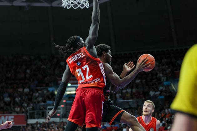 TJ Bamba RASTA Vechta, 05 with ball in duel with Wenyen Gabriel FC Bayern Basketball, 32 , GER, FC Bayern Basketball vs Rasta Vechta, Basketball, easycredit Basketball Bundesliga, Matchday 32, Season 2025 2026, 03 05 2026, GER, FC Bayern Basketball vs Rasta Vechta, Basketball, easycredit Basketball Bundesliga, Matchday 32, Season 2025 2026, 03 05 2026 Muenchen Copyright: xEibner-Pressefoto JennixMaulx EP_JML