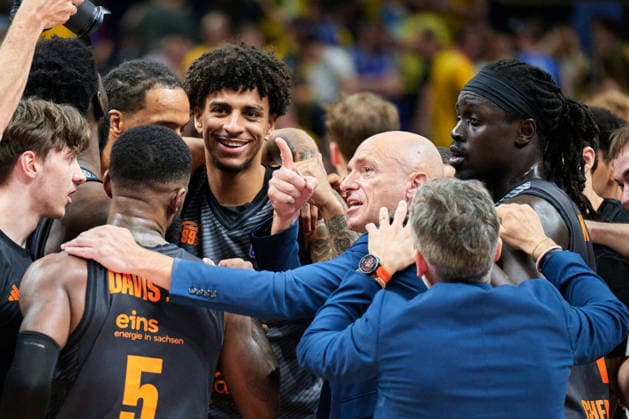 Chemnitz 99ers celebrate victory, GER, ALBA Berlin vs Chemnitz 99ers, Basketball Men, easy Credit BBL, Season 2025 2026, Matchday 32, 03 05 2026 GER, ALBA Berlin vs Chemnitz 99ers, Basketball Men, easy Credit BBL, Season 2025 2026, Matchday 32, 03 05 2026 Berlin Copyright: xClaudiusxRauch,xEibner-Pressefotox xClaudiusxRauchx EP_CRH