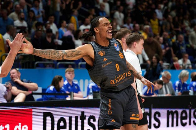 Chemnitz 99ers celebrate victory, Kevin Yebo Niners Chemnitz, 00 , GER, ALBA Berlin vs Chemnitz 99ers, Basketball Men, easy Credit BBL, Season 2025 2026, 32 Matchday, 03 05 2026 GER, ALBA Berlin vs Chemnitz 99ers, Basketball Men, easy Credit BBL, Season 2025 2026, 32 Matchday, 03 05 2026 Berlin Copyright: xClaudiusxRauch,xEibner-Pressefotox xClaudiusxRauchx EP_CRH