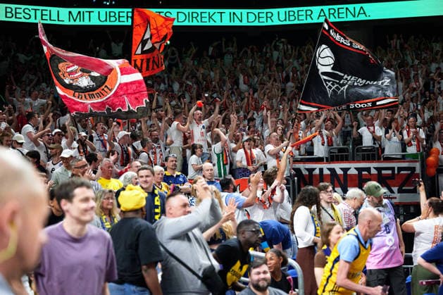 Chemnitz 99ers cheer about victory, Fans cheer, GER, ALBA Berlin vs Chemnitz 99ers, Basketball Men, easy Credit BBL, Season 2025 2026, 32 Matchday, 03 05 2026 GER, ALBA Berlin vs Chemnitz 99ers, Basketball Men, easy Credit BBL, Season 2025 2026, 32 Matchday, 03 05 2026 Berlin Copyright: xClaudiusxRauch,xEibner-Pressefotox xClaudiusxRauchx EP_CRH