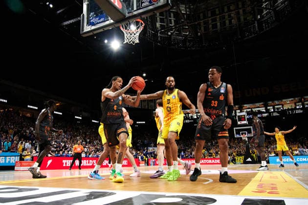 Kevin Yebo Niners Chemnitz, 00 , J Wan Roberts Alba Berlin, 13 , Eric Washington Niners Chemnitz, 33 , GER, ALBA Berlin vs Chemnitz 99ers, Basketball Men, easy Credit BBL, Season 2025 2026, 32 Matchday, 03 05 2026 GER, ALBA Berlin vs Chemnitz 99ers, Basketball Men, easy Credit BBL, Season 2025 2026, 32 Matchday, 03 05 2026 Berlin Copyright: xClaudiusxRauch,xEibner-Pressefotox xClaudiusxRauchx EP_CRH