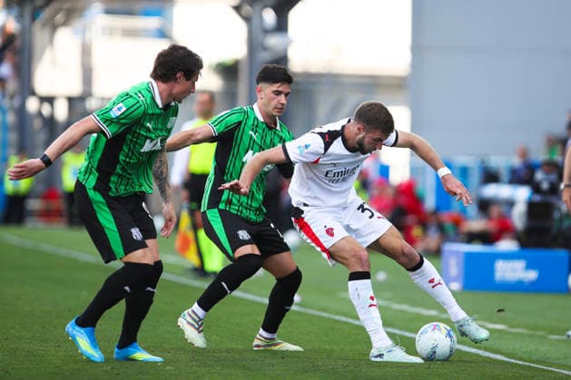 Strahinja Pavlovic of AC Milan is challenged by Cristian Volpato of US Sassuolo Calcio during the serie A match between US Sassuolo Calcio and AC Milan at Mapei stadium - Citta del Tricolore in Reggio Emilia (Italy), May 3, 2026. massimilianoxcarnabuci