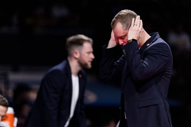 MUNICH, GERMANY - MAY 03: Christian Held (Head Coach Rasta Vechta) hands over his head, frustrated, during the easyCredit Basketball Bundesliga match between FC Bayern Muenchen vs. Rasta Vechta at BMW Park on matchday 32 of the easyCredit Basketball Bundesliga on May 03, 2026 in Munich, Germany. Bavaria Germany Copyright: xSteffiexWunderlx