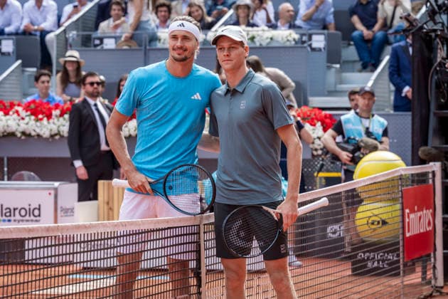 Mutua Madrid Open - Day Fourteen MADRID, SPAIN - MAY 3: Alexander Zverev of Germany poses for a picture at the net with Jannik Sinner of Italy before the Men s Final during the Mutua Madrid Open 2026 tournament at La Caja Magica on May 03, 2026 in Madrid, Spain. Madrid La Caja Magica Madrid Spain Copyright: xAlbertoxGardinx AGardin_20260503_Tennis_Madrid_Day14_0107