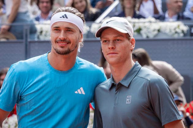 Mutua Madrid Open - Day Fourteen MADRID, SPAIN - MAY 3: Alexander Zverev of Germany poses for a picture at the net with Jannik Sinner of Italy before the Men s Final during the Mutua Madrid Open 2026 tournament at La Caja Magica on May 03, 2026 in Madrid, Spain. Madrid La Caja Magica Madrid Spain Copyright: xAlbertoxGardinx AGardin_20260503_Tennis_Madrid_Day14_0108