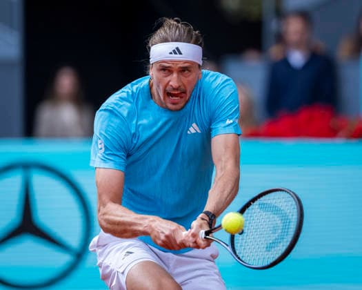 Mutua Madrid Open - Day Fourteen MADRID, SPAIN - MAY 3: Alexander Zverev of Germany poses for a picture at the net with Jannik Sinner of Italy before the Men s Final during the Mutua Madrid Open 2026 tournament at La Caja Magica on May 03, 2026 in Madrid, Spain. Madrid La Caja Magica Madrid Spain Copyright: xAlbertoxGardinx AGardin_20260503_Tennis_Madrid_Day14_0110