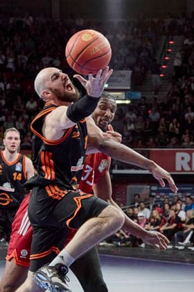 German Basketball Bundesliga BBL , FC Bayern Munich Basketball vs RASTA Vechta, Munich FC Bayern Basketball, Vechta RASTA, 2026 05 03 in Munich BMW Park KUHSE Tommy RASTA Vechta Point Guard PG Nr12 VEC12 , MCCORMACK David FC Bayern Munich Basketball Center C Nr33 FCBB33 sportworld Munich BMW Park Bayern Germany