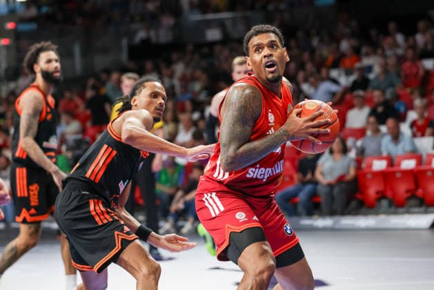 Xavier Rathan Mayes FC Bayern Basketball, 04 with ball, with Alonzo Verge Jr RASTA Vechta, 11 , GER, FC Bayern Basketball vs Rasta Vechta, Basketball, easycredit Basketball Bundesliga, 32 Matchday, Season 2025 2026, 03 05 2026, GER, FC Bayern Basketball vs Rasta Vechta, Basketball, easycredit Basketball Bundesliga, 32 Matchday, Season 2025 2026, 03 05 2026 Munich Copyright: xEibner-Pressefoto JennixMaulx EP_JML