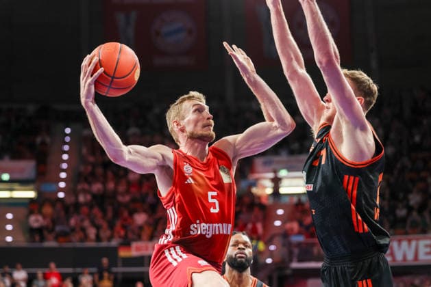 Niels Giffey FC Bayern Basketball, 05 with ball with Lars Thiemann RASTA Vechta, 21 , GER, FC Bayern Basketball vs Rasta Vechta, Basketball, easycredit Basketball Bundesliga, 32 Matchday, Season 2025 2026, 03 05 2026, GER, FC Bayern Basketball vs Rasta Vechta, Basketball, easycredit Basketball Bundesliga, 32 Matchday, Season 2025 2026, 03 05 2026 Munich Copyright: xEibner-Pressefoto JennixMaulx EP_JML