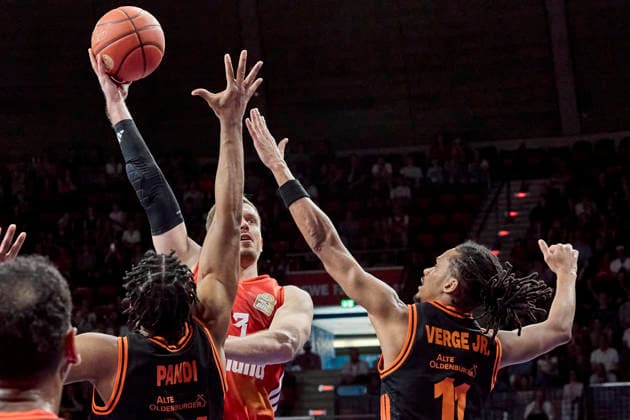 German Basketball Bundesliga BBL , FC Bayern Munich Basketball vs RASTA Vechta, Munich FC Bayern Basketball, Vechta RASTA, 2026 05 03 in Munich BMW Park PANDI Lloyd RASTA Vechta Small Forward SF Nr41 VEC41 , OBST Andreas FC Bayern Munich Basketball Shooting Guard SG Nr13 FCBB13 , BROWN Tevin RASTA Vechta Small Forward SF Nr10 VEC10 sportworld Munich BMW Park Bayern Germany