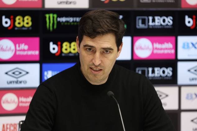 Premier League - AFC Bournemouth v Crystal Palace BOURNEMOUTH, ENGLAND, MAY 03: Andoni Iraola Manager of Bournemouth during his post match press conference, PK, Pressekonferenz after the Premier League match between AFC Bournemouth v Crystal Palace at Vitality Stadium, Bournemouth, England, on May 3. (Photo by Daniel Weir) Bournemouth Vitality Stadium England Copyright: xDanielxWeir SportsxPressxPhotox Sportspressphoto_SPR140971