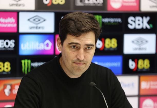 Premier League - AFC Bournemouth v Crystal Palace BOURNEMOUTH, ENGLAND, MAY 03: Andoni Iraola Manager of Bournemouth during his post match press conference, PK, Pressekonferenz after the Premier League match between AFC Bournemouth v Crystal Palace at Vitality Stadium, Bournemouth, England, on May 3. (Photo by Daniel Weir) Bournemouth Vitality Stadium England Copyright: xDanielxWeir SportsxPressxPhotox Sportspressphoto_SPR140978