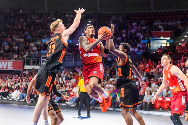 GER, easy credit BBl, FC Bayern Muenchen vs Rasta Vechta 03 05 2026, BMW Dome, Muenchen, GER, easy credit BBl, FC Bayern Muenchen vs Rasta Vechta , in the picture Joel Sadu Aminu Vechta 21 Xavier Rathan Mayes FCB 4 v5 nordphotoxGmbHx xStraubmeier nph00004