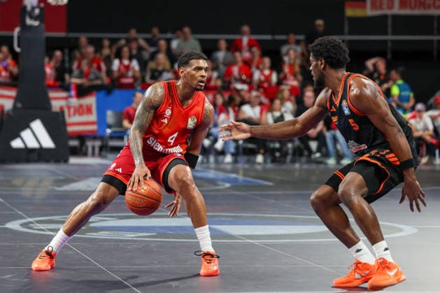 Xavier Rathan Mayes FC Bayern Basketball, 04 with ball with TJ Bamba RASTA Vechta, 05 , GER, FC Bayern Basketball vs Rasta Vechta, Basketball, easycredit Basketball Bundesliga, 32 Matchday, Season 2025 2026, 03 05 2026, GER, FC Bayern Basketball vs Rasta Vechta, Basketball, easycredit Basketball Bundesliga, 32 Matchday, Season 2025 2026, 03 05 2026 Munich Copyright: xEibner-Pressefoto JennixMaulx EP_JML
