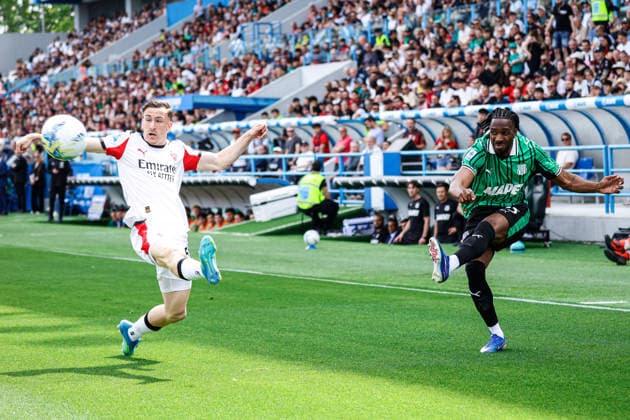 Ulisses Garcia (Sassuolo) and Alexis Saelemaekers (Milan) during the italian soccer Serie A match US Sassuolo vs Ac Milan at Mapei Stadium in Reggio Emilia, Italy on May 03, 2026 during US Sassuolo vs AC Milan, Italian soccer Serie A match in Reggio Emilia, Italy, May 03 2026  Copyright: xLucaxDiliberto IPAxSportx xipa-agency.netx xx IPA_74406374 IPA_Agency_IPA74406374