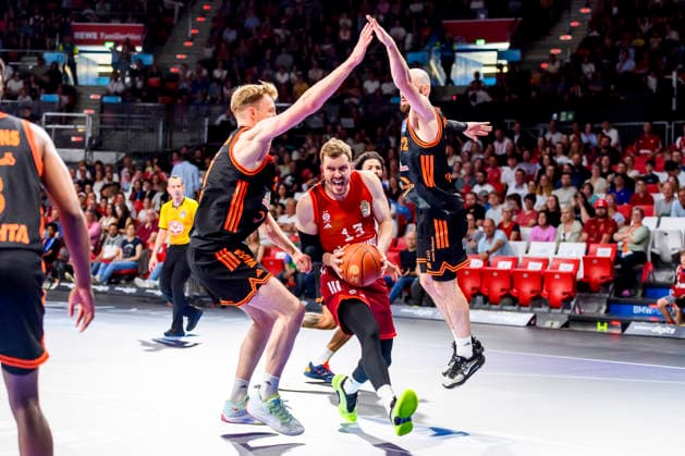 GER, easy credit BBl, FC Bayern Muenchen vs Rasta Vechta 03 05 2026, BMW Dome, Muenchen, GER, easy credit BBl, FC Bayern Muenchen vs Rasta Vechta , in the picture Joel Sadu Aminu Vechta 21 Andreas Obst FCB 13 Justin Robinson Vechta 12 nordphotoxGmbHx xStraubmeier nph00004