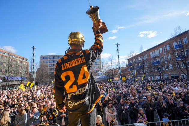 260503 Skellefteas Oscar Lindberg under firandet av Skellefteas SM-guld vid Torget den 3 maj 2026 i Skelleftea. *** 260503 Skellefteas Oscar Lindberg during the celebration of Skellefteas Swedish Championship gold at Torget on May 3, 2026 in Skelleftea  Copyright: OLAxWESTERBERG BB260503OW066