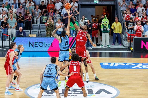 Martin Breunig Hamburg Towers, 13 , Ejiofor Onu BMA365 Bamberg Baskets, 35 , BMA365 Bamberg Baskets vs Veolia Towers Hamburg, Basketball, easyCredit BBL, Matchday 32, 03 05 2026 BMA365 Bamberg Baskets vs Veolia Towers Hamburg, Basketball, easyCredit BBL, Matchday 32, 03 05 2026 Bamberg Copyright: xEibner-Pressefoto G.xSantemizx EP_EER