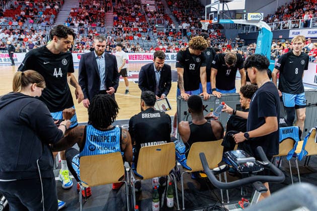 Benka Barloschky Hamburg Towers, Coach , Team, Mannschaft, Timeout, BMA365 Bamberg Baskets vs Veolia Towers Hamburg, Basketball, easyCredit BBL, Matchday 32, 03 05 2026 BMA365 Bamberg Baskets vs Veolia Towers Hamburg, Basketball, easyCredit BBL, Matchday 32, 03 05 2026 Bamberg Copyright: xEibner-Pressefoto G.xSantemizx EP_EER