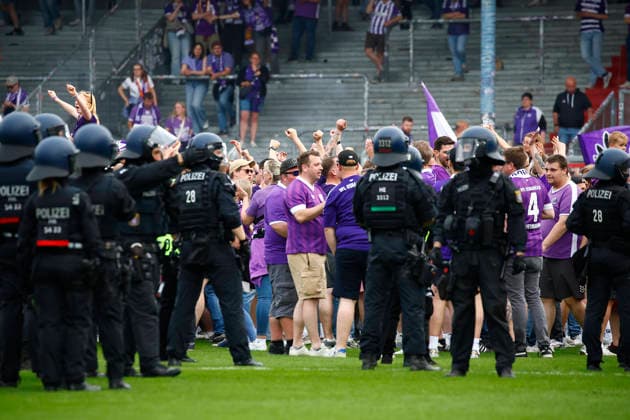 03 05 2026, xavx, Fußball 3 Liga, SV Wehen Wiesbaden VfL Osnabrück v l Fans of VfL Osnabrück storm onto the pitch after the final whistle DFL DFB REGULATIONS PROHIBIT ANY USE OF PHOTOGRAPHS as IMAGE SEQUENCES and or QUASI VIDEO Wiesbaden