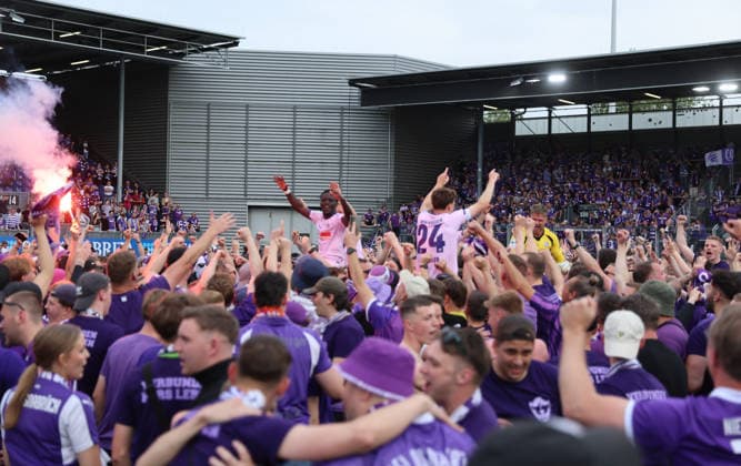 03 05 2026, Fussball 3 Liga, SV Wehen Wiesbaden VfL Osnabrück, v l , Osnabrück celebrates promotion to the 2 Bundesliga, celebrate the promotion to the 2 Bundesliga DFL DFB REGULATIONS PROHIBIT ANY USE OF PHOTOGRAPHS AS IMAGE SEQUENCES AND OR QUASI VIDEO xdcx Copyright: HMBxMedia Claus