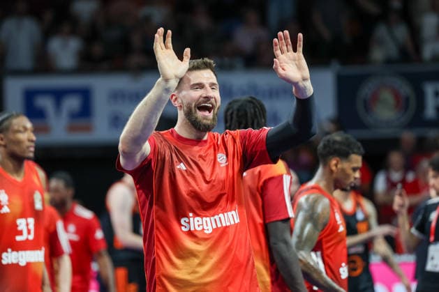 Leon Kratzer FC Bayern Basketball, 08 waves after the game, GER, FC Bayern Basketball vs Rasta Vechta, Basketball, easycredit Basketball Bundesliga, 32 Matchday, Season 2025 2026, 03 05 2026, GER, FC Bayern Basketball vs Rasta Vechta, Basketball, easycredit Basketball Bundesliga, 32 Matchday, Season 2025 2026, 03 05 2026 Muenchen Copyright: xEibner-Pressefoto JennixMaulx EP_JML