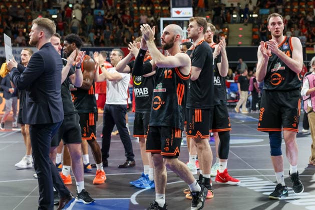 The team of Rasta Vechta after the match, GER, FC Bayern Basketball vs Rasta Vechta, Basketball, easycredit Basketball Bundesliga, Matchday 32, Season 2025 2026, 03 05 2026, GER, FC Bayern Basketball vs Rasta Vechta, Basketball, easycredit Basketball Bundesliga, Matchday 32, Season 2025 2026, 03 05 2026 Muenchen Copyright: xEibner-Pressefoto JennixMaulx EP_JML