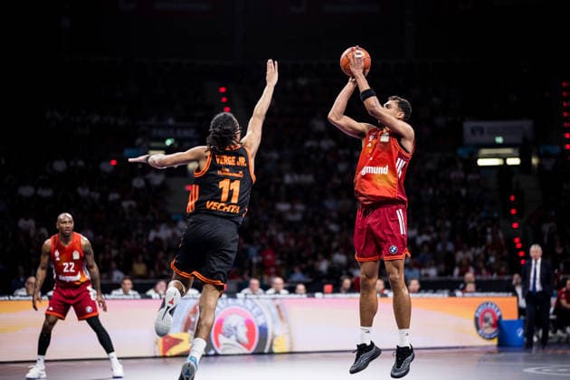 MUNICH, GERMANY - MAY 03: Oscar da Silva (FC Bayern Muenchen, 1) shoots the ball over Alonzo Verge Jr. (Rasta Vechta, 11) during the easyCredit Basketball Bundesliga match between FC Bayern Muenchen vs. Rasta Vechta at BMW Park on matchday 32 of the easyCredit Basketball Bundesliga on May 03, 2026 in Munich, Germany. Bavaria Germany Copyright: xSteffiexWunderlx