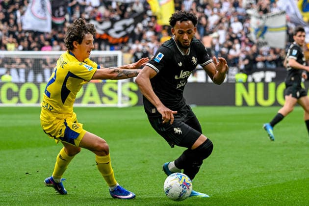 Juventus Lloyd Kelly fights for the ball with Hellas Verona s Bradaric during the Serie A soccer match between Juventus and Hellas Verona at the Allianz Stadium in Turin, Italy - Sunday, May 03, 2026. - Soccer .  Copyright: xTanoxPecoraro LaPressex
