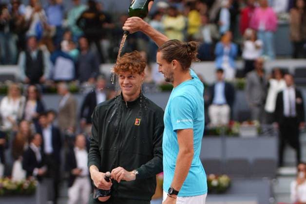 Alexander Zverev, of Germany to Jannik Sinner, of Italy, during their men s singles tennis final match at the Madrid Open tennis tournament in Madrid, Spain, Sunday, May 3, 2026 Cordon Press 