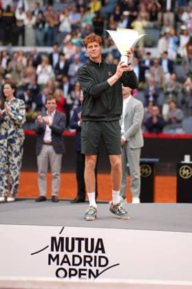 Alexander Zverev, of Germany to Jannik Sinner, of Italy, during their men s singles tennis final match at the Madrid Open tennis tournament in Madrid, Spain, Sunday, May 3, 2026 Cordon Press 