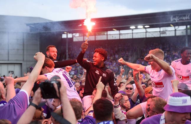 03 05 2026, Soccer 3 Liga, SV Wehen Wiesbaden VfL Osnabrück, v l , Osnabrück players celebrate the promotion to the 2 Bundesliga, celebrate the promotion to the 2 Bundesliga, Tony Lesueur VfL Osnabrück , ignite pyrotechnics, pyro, smoke, fire, bengalos, smoke bombs, pirotecnica, fumo, fuoco, sparklers DFL DFB REGULATIONS PROHIBIT ANY USE OF PHOTOGRAPHS AS IMAGE SEQUENCES AND OR QUASI VIDEO xdcx Copyright: HMBxMedia Claus