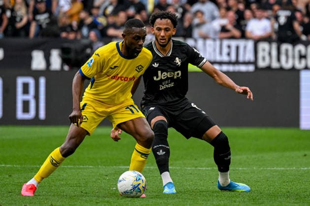 Juventus Lloyd Kelly fights for the ball with Hellas Verona s Akpa Akpro during the Serie A soccer match between Juventus and Hellas Verona at the Allianz Stadium in Turin, Italy - Sunday, May 03, 2026. - Soccer .  Copyright: xTanoxPecoraro LaPressex