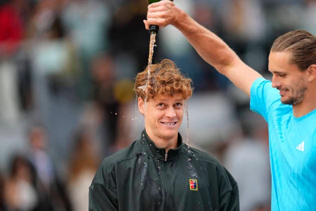 Mutua Madrid Open - Day Fourteen Jannik Sinner of Italy celebrates the victory after winning again Alexander Zverev of Germany during Men s Singles final match on Day Fourteen of the Mutua Madrid Open 2026, ATP, Tennis Herren Masters 1000 and WTA, Tennis Damen 1000 tournament celebrates at La Caja Magica on May 3, 2026 in Madrid, Spain. Madrid Spain  Copyright: xJosexBretonx originalFilename:bretonhernandez-mutuamad260503_npdUv.jpg