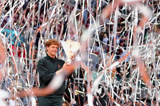 Mutua Madrid Open - Day Fourteen Jannik Sinner of Italy lifts the trophy after winning again Alexander Zverev of Germany during Men s Singles final match on Day Fourteen of the Mutua Madrid Open 2026, ATP, Tennis Herren Masters 1000 and WTA, Tennis Damen 1000 tournament celebrates at La Caja Magica on May 3, 2026 in Madrid, Spain. Madrid Spain  Copyright: xJosexBretonx originalFilename:bretonhernandez-mutuamad260503_np9Fd.jpg