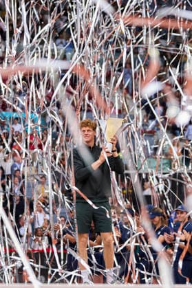 Mutua Madrid Open - Day Fourteen Jannik Sinner of Italy lifts the trophy after winning again Alexander Zverev of Germany during Men s Singles final match on Day Fourteen of the Mutua Madrid Open 2026, ATP, Tennis Herren Masters 1000 and WTA, Tennis Damen 1000 tournament celebrates at La Caja Magica on May 3, 2026 in Madrid, Spain. Madrid Spain  Copyright: xJosexBretonx originalFilename:bretonhernandez-mutuamad260503_npbvd.jpg