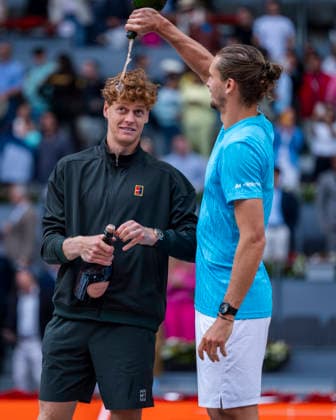 Mutua Madrid Open - Day Fourteen MADRID, SPAIN - MAY 3: Alexander Zverev of Germany and Jannik Sinner of Italy celebrate after the Men s Final during the Mutua Madrid Open 2026 tournament at La Caja Magica on May 03, 2026 in Madrid, Spain. Madrid La Caja Magica Madrid Spain Copyright: xAlbertoxGardinx AGardin_20260503_Tennis_Madrid_Day14_0309