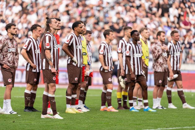 Pauli enttaeuscht Enttaeuschung nach Niederlage, Jackson Irvine (FC St. Pauli, 07), Mathias Pereira Lage (FC St. Pauli, 28), Abdoulie Ceesay (FC St. Pauli, 09), Hauke Wahl (FC St. Pauli, 05) vor den Fans, GER, FC St. Pauli vs. 1. FSV Mainz 05, Fussball, Bundesliga, Spieltag 32, Saison 2025 2026, 03.05.2026 DFL REGULATIONS PROHIBIT ANY USE OF PHOTOGRAPHS AS IMAGE SEQUENCES AND OR QUASI-VIDEO GER, FC St. Pauli vs. 1. FSV Mainz 05, Fussball, Bundesliga, Spieltag 32, Saison 2025 2026, 03.05.2026 Hamburg *** Pauli enttaeuscht disappointment after defeat, Jackson Irvine FC St Pauli, 07 , Mathias Pereira Lage FC St Pauli, 28 , Abdoulie Ceesay FC St Pauli, 09 , Hauke Wahl FC St Pauli, 05 in front of the fans, GER, FC St Pauli vs 1 FSV Mainz 05, Fussball, Bundesliga, Matchday 32, Season 2025 2026, 03 05 2026 DFL REGULATIONS PROHIBIT ANY USE OF PHOTOGRAPHS AS IMAGE SEQUENCES AND OR QUASI VIDEO GER, FC St Pauli vs 1 FSV Mainz 05, Football, Bundesliga, Matchday 32, Season 2025 2026, 03 05 2026 Hamburg Copyright: xEibner-Pressefoto MaxxVincenx EP_MVN