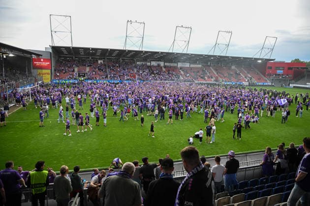 3. Liga - 25 26 - SV Wehen Wiesbaden - VfL Osnabrück am 03.05.2026 in der BRITA-Arena in Wiesbaden Die Mannschaft des VfL Osnabrück feiert den Aufstieg in die 2. Bundesliga und die Meisterschaft *** 3 Liga 25 26 SV Wehen Wiesbaden VfL Osnabrück on 03 05 2026 at the BRITA Arena in Wiesbaden The VfL Osnabrück team celebrates promotion to the 2 Bundesliga and the championship MT