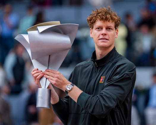 Mutua Madrid Open - Day Fourteen MADRID, SPAIN - MAY 3: Jannik Sinner of Italy poses with the trophy after defeating Alexander Zverev of Germany in the Men s Final during the Mutua Madrid Open 2026 tournament at La Caja Magica on May 03, 2026 in Madrid, Spain. Madrid La Caja Magica Madrid Spain Copyright: xAlbertoxGardinx AGardin_20260503_Tennis_Madrid_Day14_0312