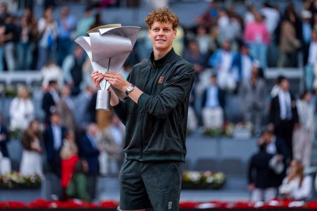 Mutua Madrid Open - Day Fourteen MADRID, SPAIN - MAY 3: Jannik Sinner of Italy poses with the trophy after defeating Alexander Zverev of Germany in the Men s Final during the Mutua Madrid Open 2026 tournament at La Caja Magica on May 03, 2026 in Madrid, Spain. Madrid La Caja Magica Madrid Spain Copyright: xAlbertoxGardinx AGardin_20260503_Tennis_Madrid_Day14_0313