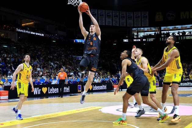 DEU, easyCredit BBL, ALBA vs Chemnitz, 03 05 2026, Uber Arena, Berlin, DEU, easyCredit BBL, ALBA vs Chemnitz, pictured Sam Griesel ALBA Berlin 5 , Norris Agbakoko ALBA Berlin 17 , Yordan Minchev Chemnitz 91 , Kevin Yebo Chemnitz 0 nordphotoxGmbHx xEngler nph00076