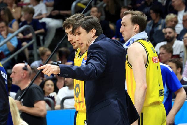 DEU, easyCredit BBL, ALBA vs Chemnitz, 03 05 2026, Uber Arena, Berlin, DEU, easyCredit BBL, ALBA vs Chemnitz, in the picture CHIEF COACH Pedro Calles ALBA Berlin , Alex OÕConnell ALBA Berlin 3 , Moses Wood ALBA Berlin 11 nordphotoxGmbHx xEngler nph00076