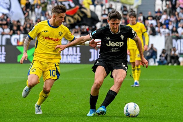 Juventus Andrea Cambiaso fights for the ball with Hellas Verona s Suslov during the Serie A soccer match between Juventus and Hellas Verona at the Allianz Stadium in Turin, Italy - Sunday, May 03, 2026. - Soccer .  Copyright: xTanoxPecoraro LaPressex