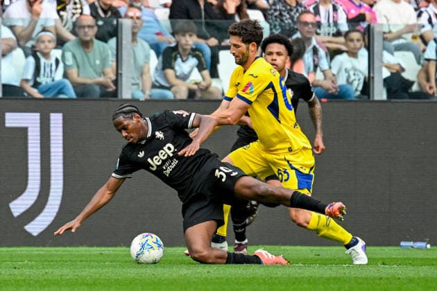 Juventus Jonathan David fights for the ball with Hellas Verona s Gagliardini during the Serie A soccer match between Juventus and Hellas Verona at the Allianz Stadium in Turin, Italy - Sunday, May 03, 2026. - Soccer .  Copyright: xTanoxPecoraro LaPressex