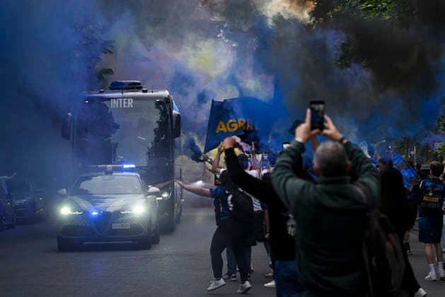 FC Internazionale v Parma Calcio - Serie A Fans of FC Internazionale welcome their team s bus carrying the players at stadio Giuseppe Meazza (also known as San Siro) prior to the Serie A football match between FC Internazionale and Parma Calcio. Milan Italy Copyright: xNicolòxCampox